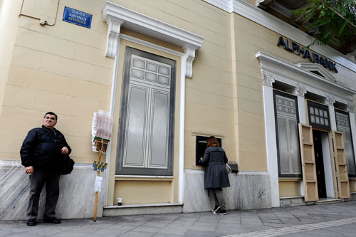 Losverkäufer vor einer Bank in Athen, © Aggeliki Koronaiou