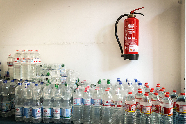 Wasserspenden. Hilfsaktion von Berliner*innen vor dem LaGeSo, sebaso/flickr CC0