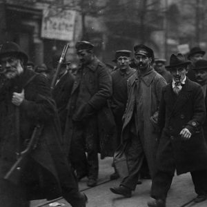 Arbeiter und Soldaten auf dem Weg zum Vorwärts-Gebäude,Berlin, 5. Januar 1919, © bpk/Kunstbibliothek, SMB, Photothek Willy Römer/Willy Römer