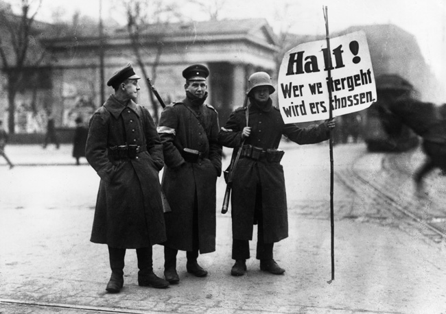 Regierungstruppen am Potsdamer Platz, Januar 1919
© bpk/Kunstbibliothek, SMB, Photothek Willy Römer/Willy Römer