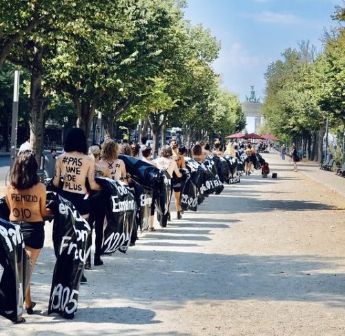 Protestaktion gegen Femizide vor dem Brandenburger Tor, August 2020, Foto: Change.org/flickr