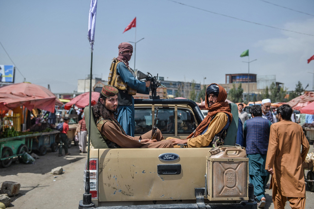 Taliban-Kämpfer auf einem Markt in Kabul  nach der Machtübernahme. © Hoshang Hashimi / AFP