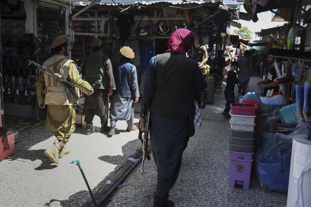 Taliban-Kämpfer auf einem Markt in Kabul, Foto: (c) QURESHI/AFP